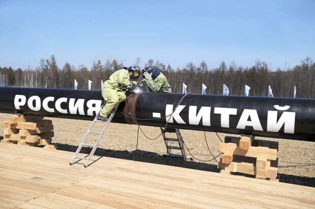 Россия и Китай активно сотрудничают в энергетической сфере. Согласно Меморандуму о взаимопонимании по сотрудничеству в сфере природного газа от 24 июня 2009 года, подписанному ОАО "Газпром" и Китайской национальной нефтегазовой корпорацией, маршрут поставок российского газа в Китай идет по двум направлениям - западному и восточному. На фото: строительство ветки нефтепровода Восточная Сибирь - Тихий океан в Китай
