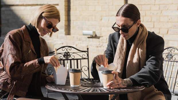 Мужчина угостил девушку в ресторане, но получил обвинения в мелочности — потому что есть нюанс