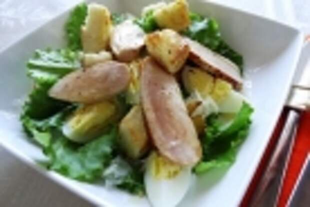 Салат Цезарь с курицей и сухариками