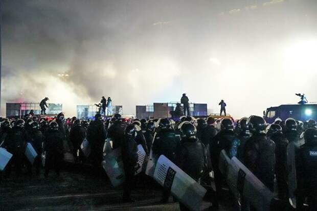 Сотрудники полиции во время акции протеста против повышения цен на газ в Алма-Ате, Казахстан Сотрудники полиции во время акции протеста против повышения цен на газ в Алма-Ате, Казахстан