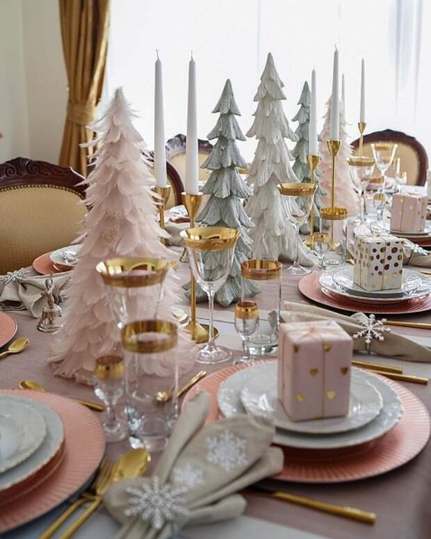 Необычные для традиционной новогодней атмосферы цвета, но уже знакомые нам по скандинавскому стилю: светло-розовый и салатовый. Идеальное решение для новогоднего завтрака.