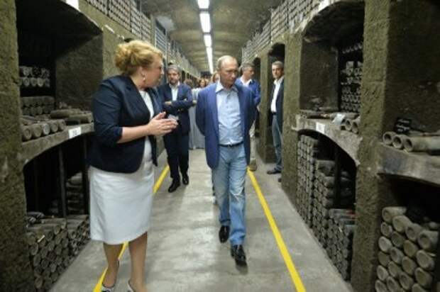 На Украине возбудили уголовное дело из-за выпитого вина Путиным в Крыму На Украине возбудили уголовное дело из-за выпитого вина Путиным в Крыму