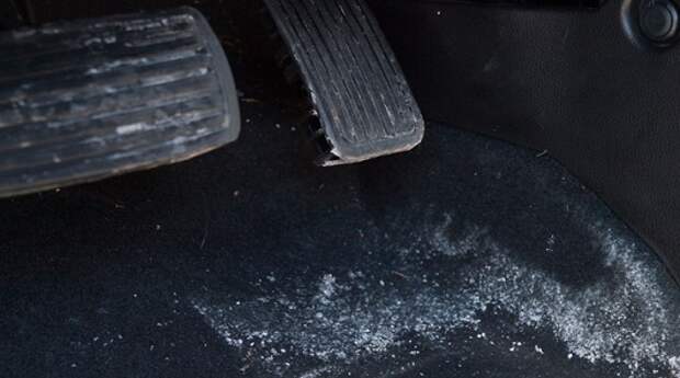 Как избавиться от соли в салоне автомобиля