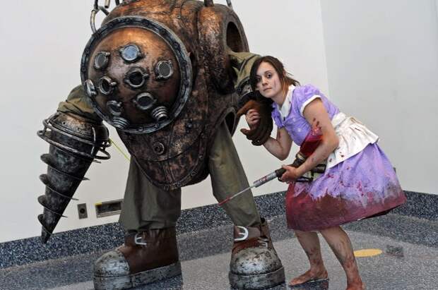 косплей на игру Bioshock большой папочка и девочка
