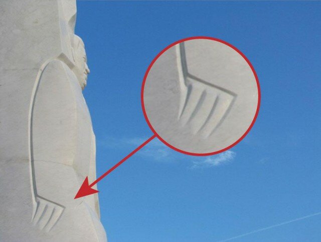 А не пора ли прикрыть Ельцин-центр? А заодно и памятник?