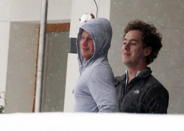 Прицн Гарри и Том Инскип закидывают прохожих снежками с балкона отеля, 2011 год