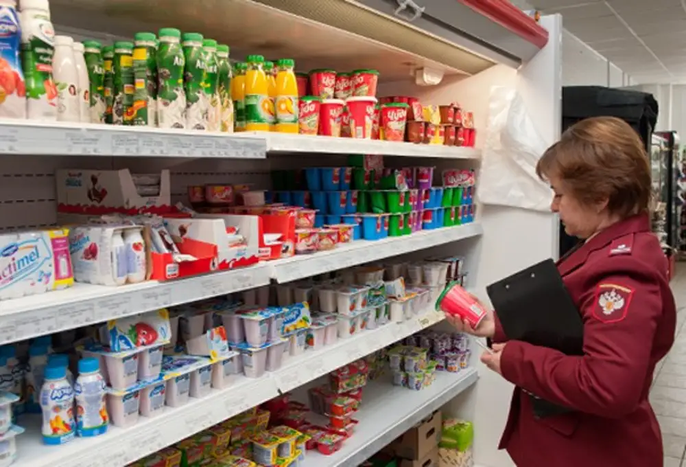 Проверка в магазине. Просроченные продукты в магазине. Некачественные продукты. Проверка продукции в магазине. Покупатель в магазине.