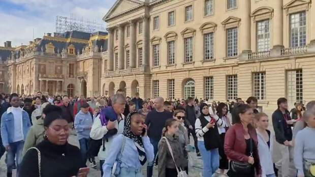 Гостей Версальского дворца эвакуировали после срабатывания пожарной сигнализации
