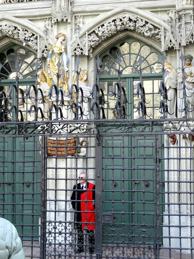 Очарование старины Берна в обрамлении цветов