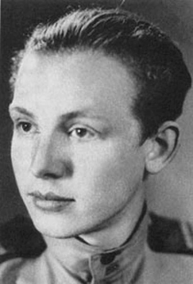 Знаменитости во время службы в армии (26 фото) Знаменитости во время службы в армии (26 фото)
