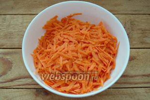 Морковь натрите на крупной тёрке.