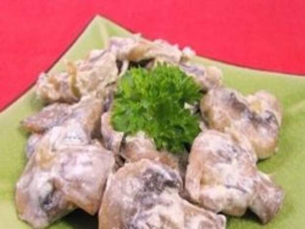 Шампиньоны в сметане – ароматные грибы с нежной подливой