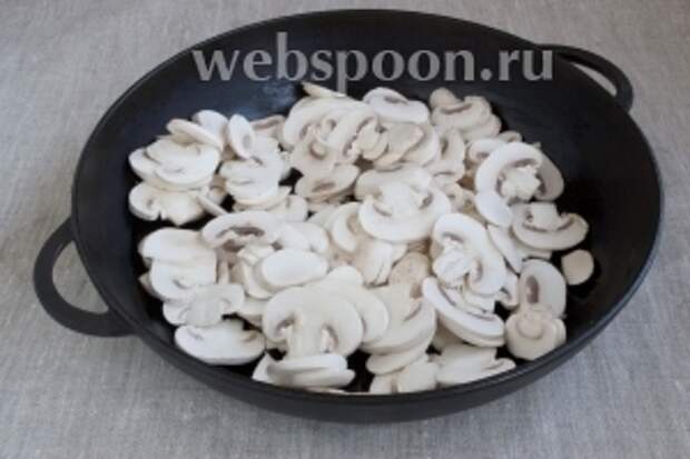 В жаровню, смазанную маслом, выложить грибы, желательно тонким слоем.