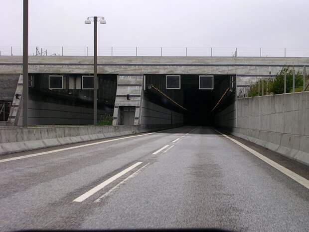 Туннель, построенный методом открытой проходки, выполняется с использованием секций из бетона, которые соединяются и опускаются в траншею, выкопанную на дне моря. достижения, мост
