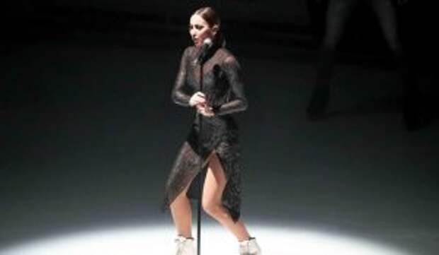 В Сети появилось видео убегающей в слезах Бузовой в свадебном платье со шлейфом