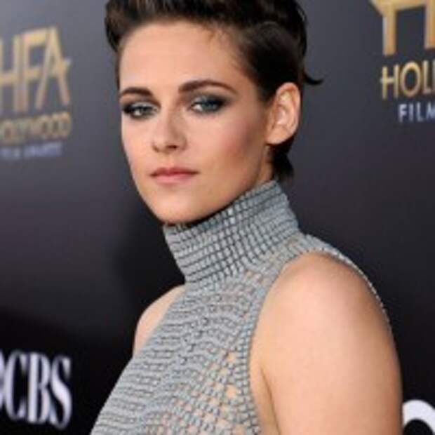 Kristen Stewart Blue Eyes Makeup and thin lips