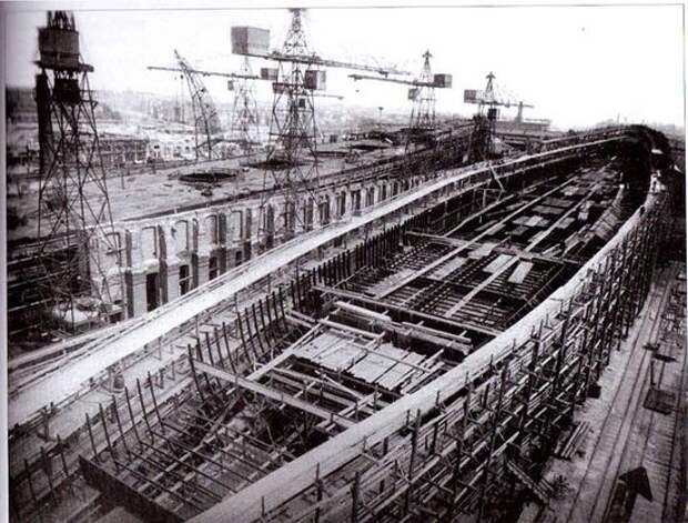 Сборка корпусов линейных крейсеров «Бородино» и «Наварин» на стапелях Адмиралтейского судостроительного завода