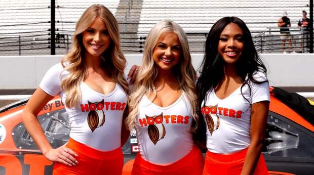 Hooters Waitresses Flock To TikTok In Revolt Against The Companys New Uniform