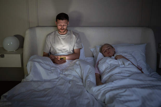 Врач призвал отказаться от трех вредных привычек перед сном ради здоровья сердца