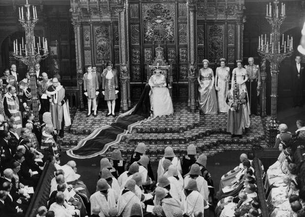 Окончив выступление, королева покидает палату лордов, и парламент приступает к работе. В течение нескольких дней члены обеих палат ведут оживленные дебаты по основным положениям тронной речи. Затем она ставится на голосование в палате общин, что рассматривается как вынесение вотума доверия правительству. На фото: Елизавета II в палате лордов во время открытия сессии парламента, 1964 год