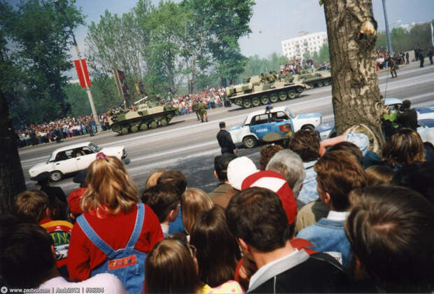 1995 год – это год 50-летия победы в ВОВ. Несмотря на юбилей, парад переносят с Красной площади на Поклонную гору, потому что Манежная площадь, по которой должна была пройти тяжёлая техника, перерыта в связи со строительством. 1995 год – это год 50-летия победы в ВОВ. Несмотря на юбилей, парад переносят с Красной площади на Поклонную гору, потому что Манежная площадь, по которой должна была пройти тяжёлая техника, перерыта в связи со строительством. 90-е, москва, фотографии