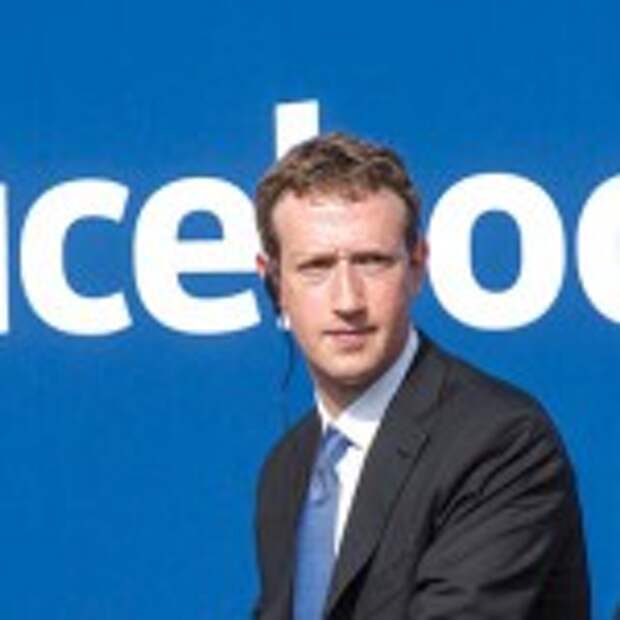 Mark Zuckerberg, chief executive officer of Facebook Inc., listens as Narendra Modi, India's prime minister, not pictured, speaks during a town hall meeting at Facebook headquarters in Menlo Park, California, U.S., on Sunday, Sept. 27, 2015. Prime Minister Modi plans on connecting 600,000 villages across India using fiber optic cable as part of his "dream" to expand the world's largest democracy's economy to $20 trillion. Photographer: David Paul Morris/Bloomberg *** Local Caption *** Mark Zuckerberg