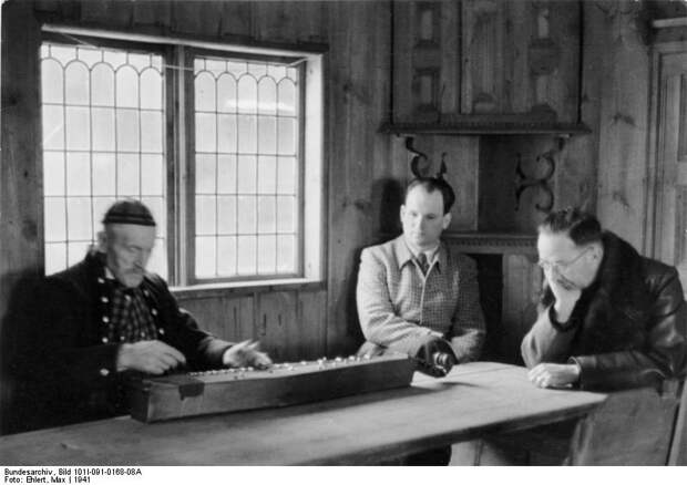 1941.-Himmler-Norvegiaban-egy-helyi-nepzenesz-jatekat-hallgatja.