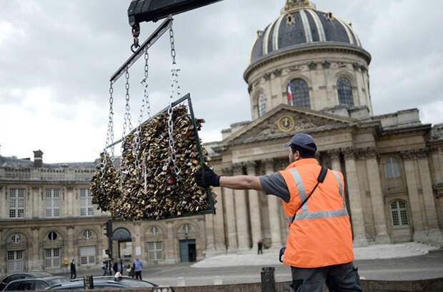 Миллион доказательств любви сняли с Pont des Arts в Париже