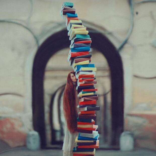 девушка со стопкой книг