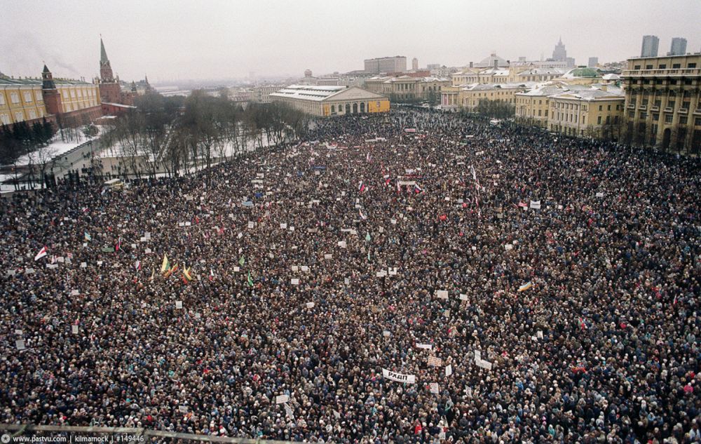 15 исторических фото Москвы 1991 года, когда было очень много митингов