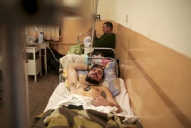 Раненый украинский солдат в госпитале в Артемовске