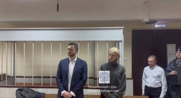 Последнее время «на повестке дня» постоянно обсуждается голая вечеринка, которую закатила Настя Ивлеева.-3