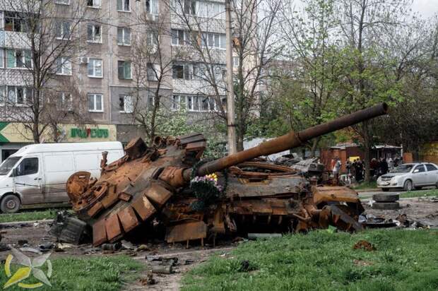 Специальная военная операция ВС РФ и события на Украине 8 июня, вечер Подбитый танк союзных войск на бульваре Шевченко в Мариуполе.
