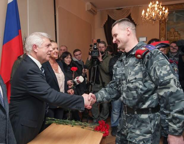 Генеральный консул Вячеслав Светличный вручает паспорт бойцу