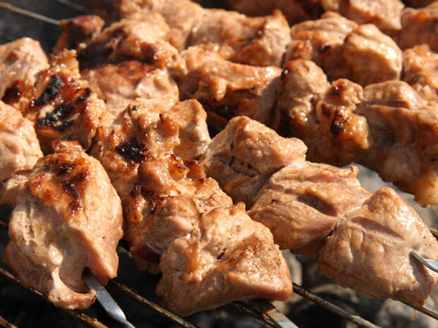 На фото готовиться шашлык В защиту мяса, так уж ли оно вредно, как утверждают многие диетологи