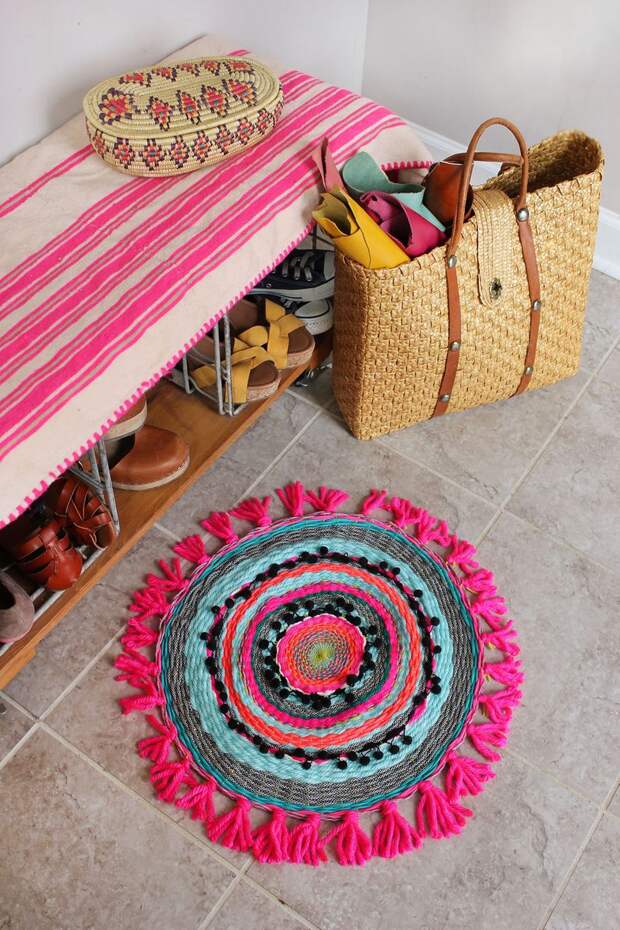 Weave бахромой, круг коврик для вашего любимого места.  Получить полный учебник, по меньшей www.aBeautifulMess