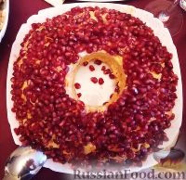 Фото к рецепту: Салат "Гранатовый браслет" с копченой курицей