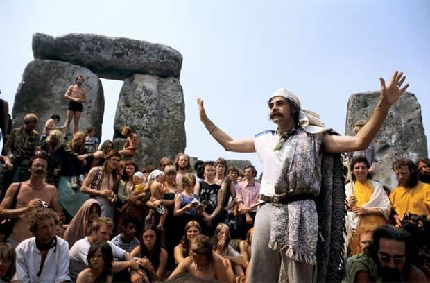 Хиппи собрались около Стоунхенджа, чтобы отметить летнее солнцестояние, 1972 год. Фото: Roger Hutchings / Getty Images. интересное/. фотографии, история, хиппи