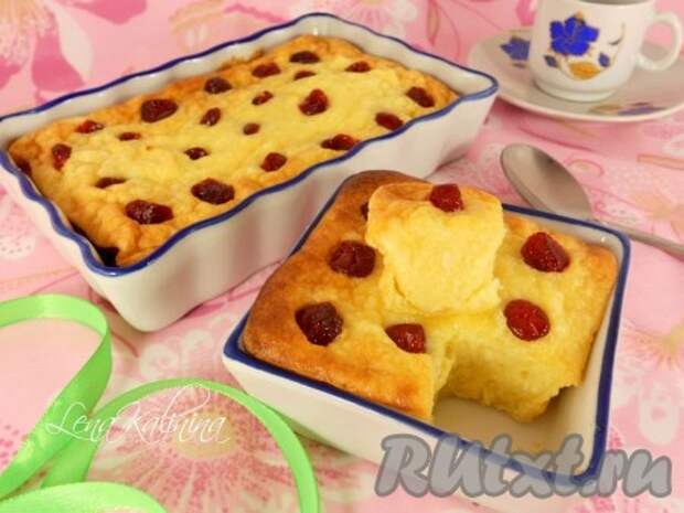 Запекать необыкновенно нежную и вкусную творожную запеканку с вишней в разогретой до 180 градусов духовке до румяной корочки (30-40 минут). Дать запеканке остыть и подавать со сметаной, вареньем или джемом. Вкуснота!