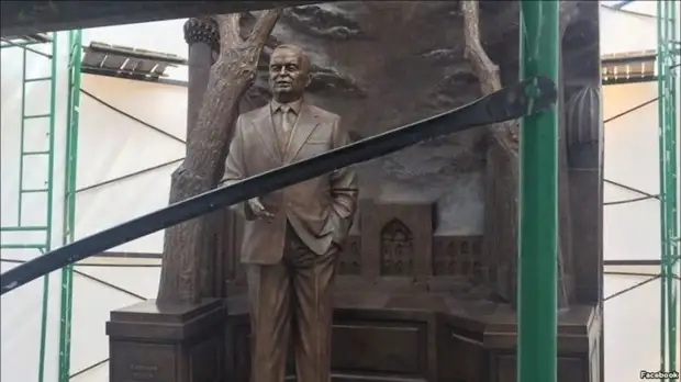 В центре Москвы установили памятник первому президенту Узбекистана