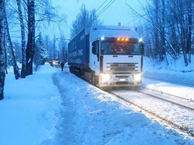 В Смоленске на трамвайных путях застрявшая фура остановила движение
