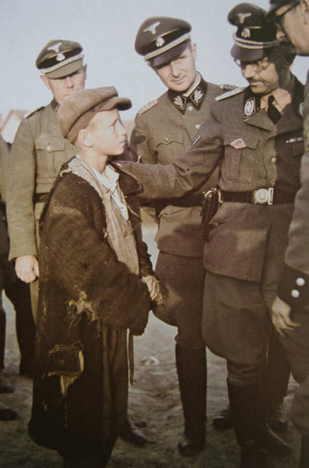 Новинки, 15 августа 1941 г. Г. Гиммлер беседует с мальчиком из детского дома. Его он определил, как 