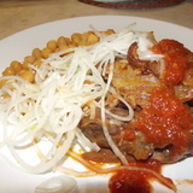 Тушеные бараньи голяшки с нутом и соусом из овощей