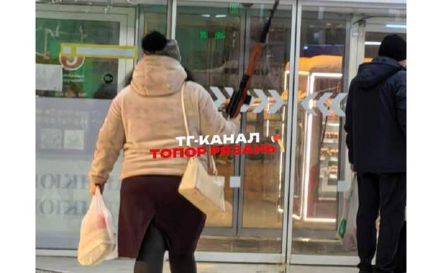 Женщина с ружьем прогулялась по улицам Рязани в микрорайоне Соколовка