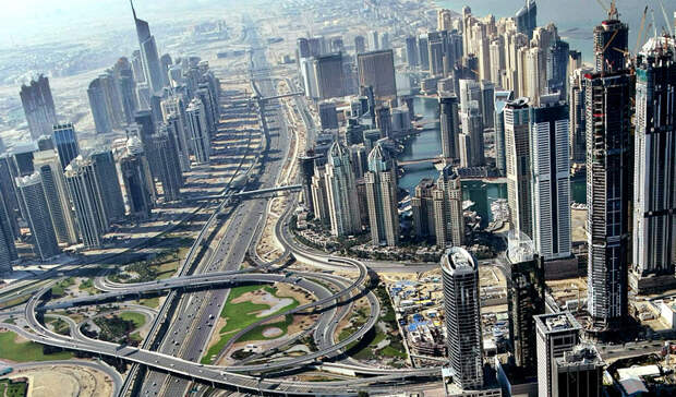 Дубай ОАЭ Дороги Дубая заслуживают отдельной главы. Автомагистрали строятся по технологиям, пришедшим из Германии. Многоярусные трассы проектировали лучшие инженеры и архитекторы со всего мира: неудивительно, что именно эта страна считается новоявленным законодателем мод — по крайней мере, в дорожной сфере.