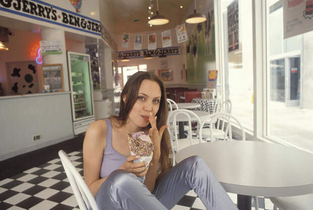 Анджелина Джоли (Angelina Jolie) в фотосессии Мишеля Буркара (Michel Bourquard) (1994), фото 31