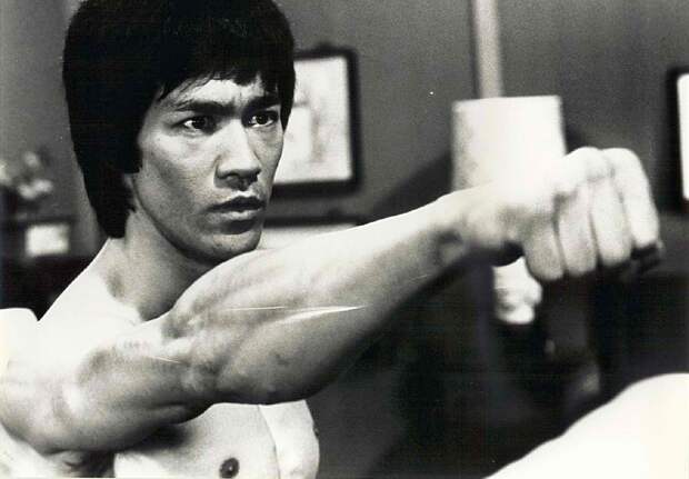 Путь самосовершенствования: Советы от Брюса Ли Bruce Lee bruce lee 26725305 1490 1037 Путь самосовершенствования: Советы от Брюса Ли