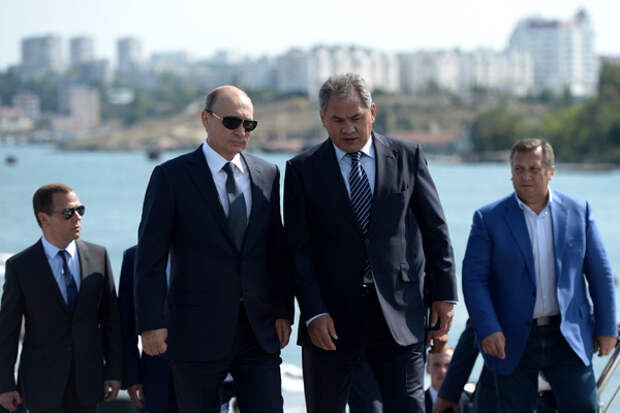 Владимир Путин и Сергей Шойгу перед посещением Севастопольского президентского кадетского училища