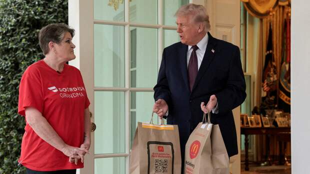 Стало известно, какие чаевые оставил Трамп курьеру из McDonald's