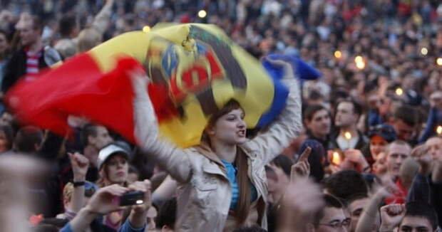 Students take part in a protest against the results of a parliamentary election in central Chisinau April 6, 2009. Moldova's ruling Communists have won the parliamentary election, results showed on Monday, but it was uncertain if they would win enough seats to ensure election of their choice as president. REUTERS/ Gleb Garanich (MOLDOVA CONFLICT POLITICS ELECTIONS)